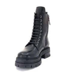 9006 Cuir Noir*The Seller